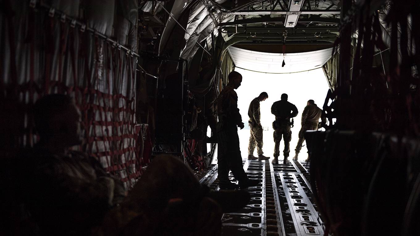 saikal3_ AntonioMasielloGettyImages_soldiersinaircraftinafghanistan