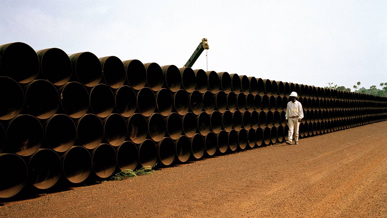 ovadia1_Tom StoddartGetty Images_manwalkingoilpipes