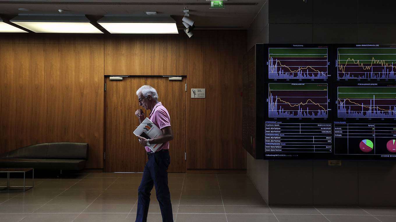 varoufakis54_ANGELOSTZORTZINISAFPGettyImages_manwalkingstockexchange
