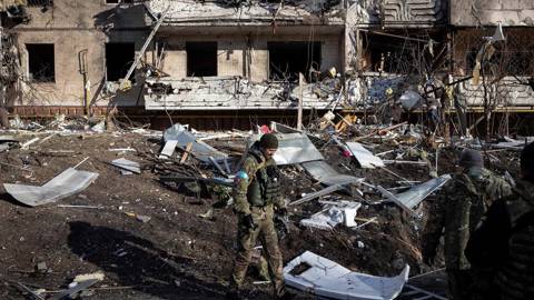 james201_FADEL SENNAAFP via Getty Images_ukraine damage