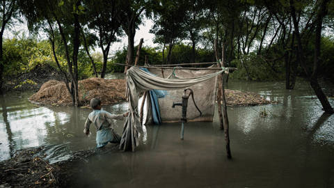 santos13_ElkeScholiersGettyImages_floodingpakistan