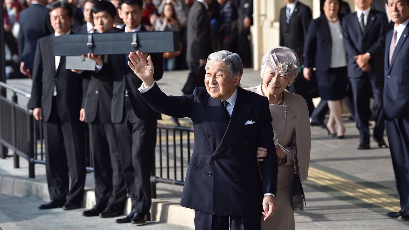 iriye1_KAZUHIRO NOGIAFPGetty Images_japanemporerwave