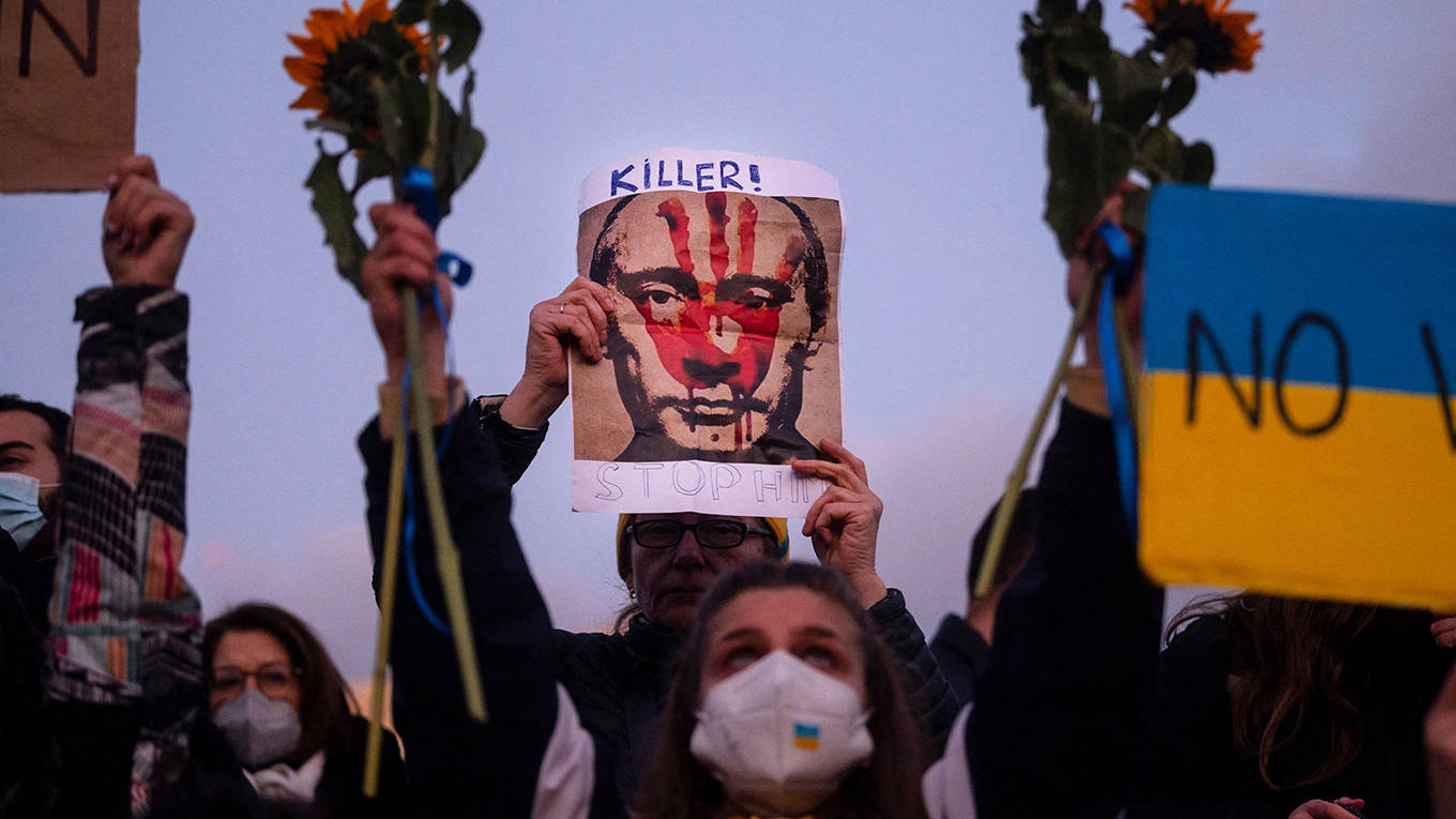 brown85_ANGELOS TZORTZINISAFP via Getty Images_putinukraineprotest