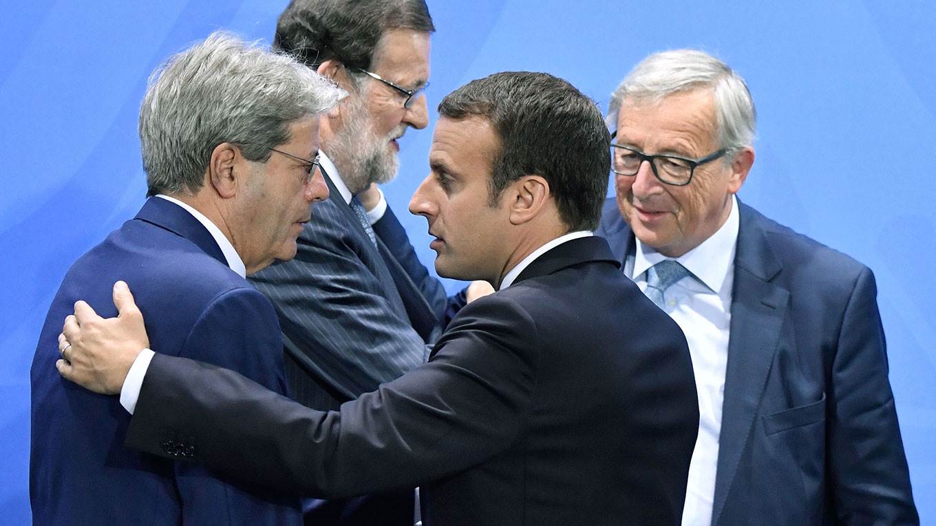 Emmanuel Macron and President of the European Commission Jean-Claude Juncker