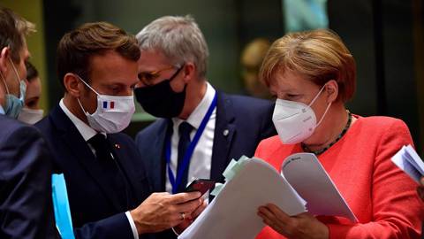 varoufakis68_JOHN THYSPOOLAFP via Getty Images_macronmerkelcoronavirusfacemask