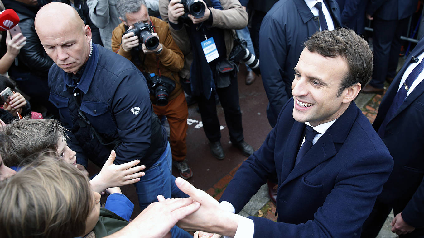 emelien1_ThierryChesnotGettyImages_macronshakingfanshands