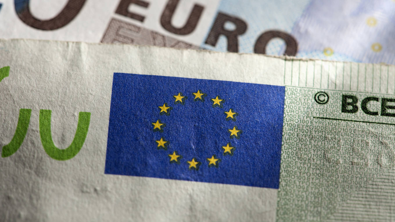 fratzscher15_Larry Washburn Getty Images_EUflagmoney