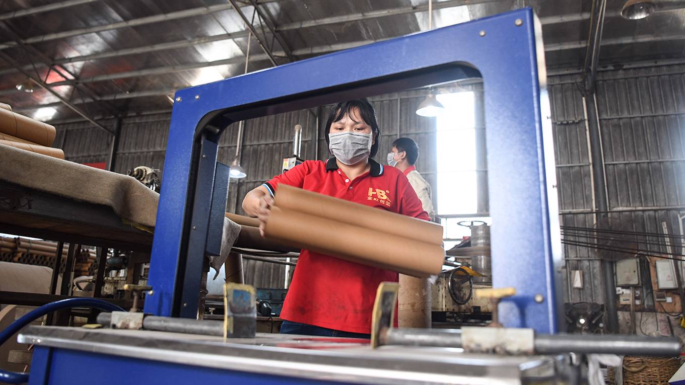 roach113_XinhuaZhang Ailin via Getty Images_coronaviruschinaeconomyfactoryworker