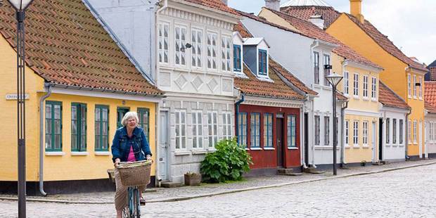 Women cycling in Odense