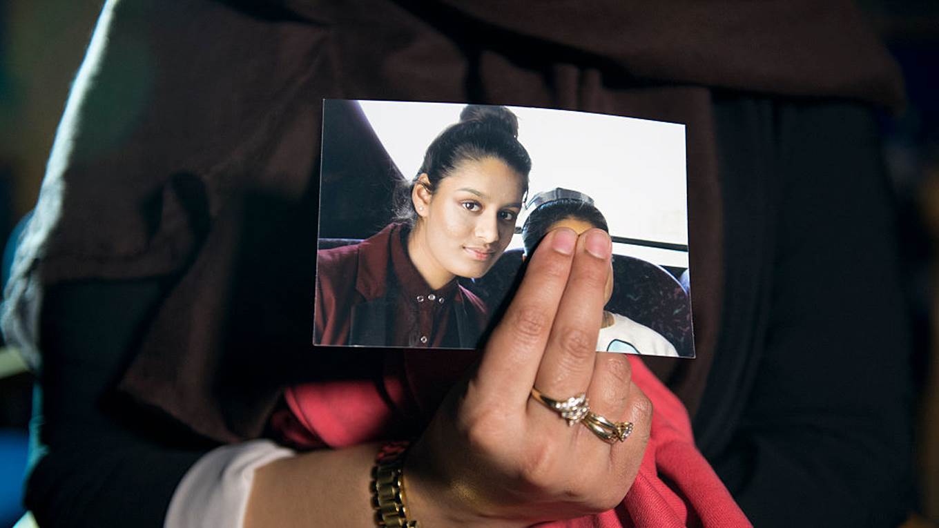 renu begum holds photo