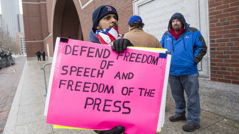 متظاهر يحمل لافتة تروج لحرية الصحافة في الولايات المتحدة.