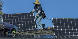 wagner17_Mel Melcon  Los Angeles Times via Getty Images_solar panels
