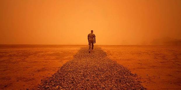 US Army personnel alone in Iraq desert