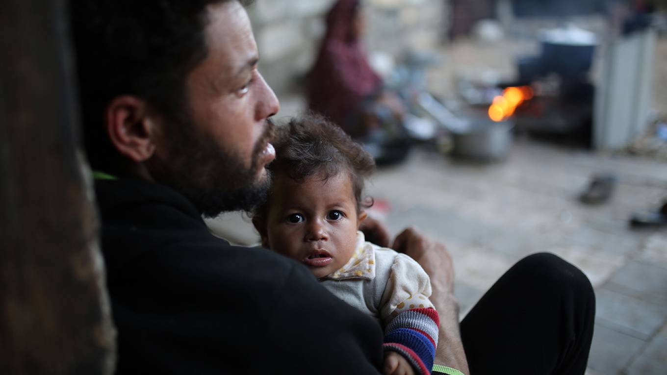 kuttab46_MajdiFathiNurPhotoviaGettyImages_palestinianmanholdingsadbaby