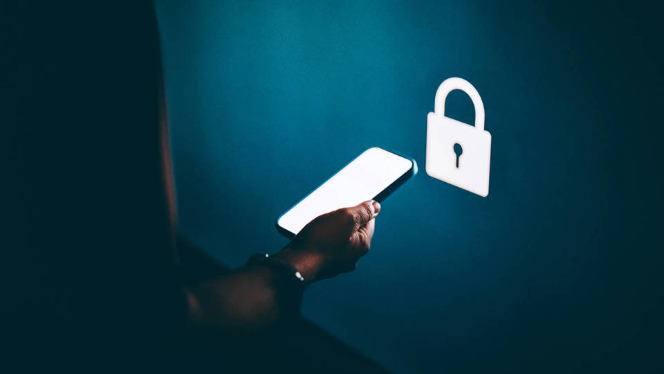 Predlagani nadzor klepetalnic v EU sproža zaskrbljenost glede zasebnosti in šifriranja