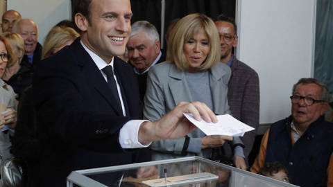 Emmanuel Macron voting