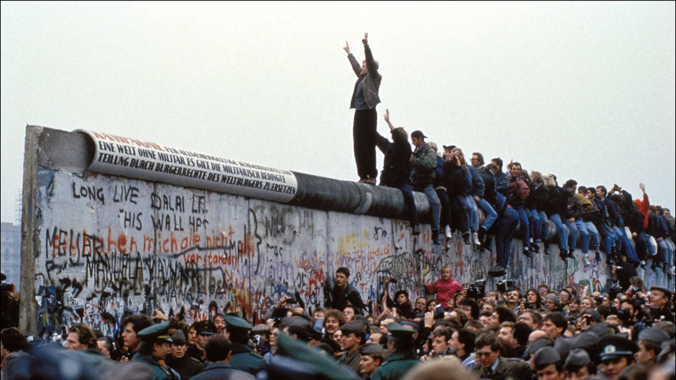 hoyer7_Pool CHUTE DU MUR BERLINGamma-Rapho via Getty Images_berlinwall