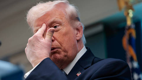 El presidente estadounidense Donald Trump gesticula mientras habla sobre el conflicto en Irán durante una rueda de prensa en la sala de prensa James S. Brady de la Casa Blanca en Washington, DC, el 6 de abril de 2026.