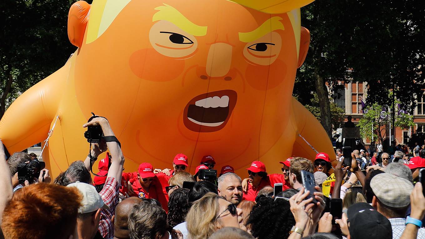 woods27_TOLGA AKMENAFPGetty Images_protesttrumpballoon