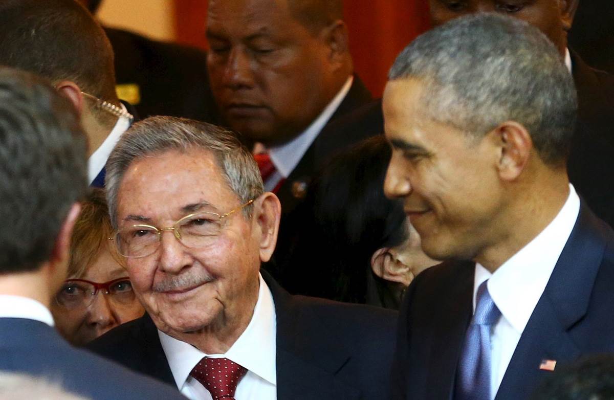 Obama raul castro smiling