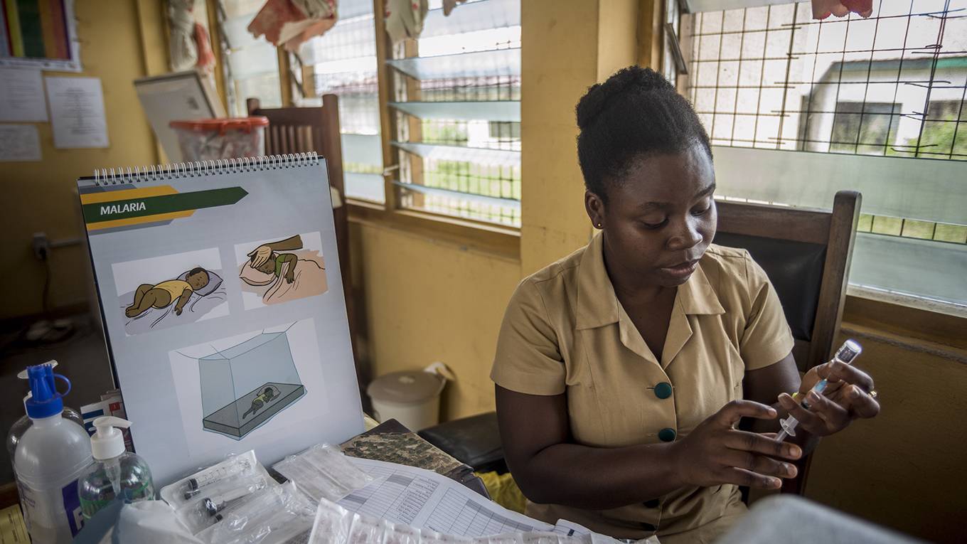 nsofor1_CRISTINAALDEHUELAAFPGettyImages_nursepreparingmalariavaccine